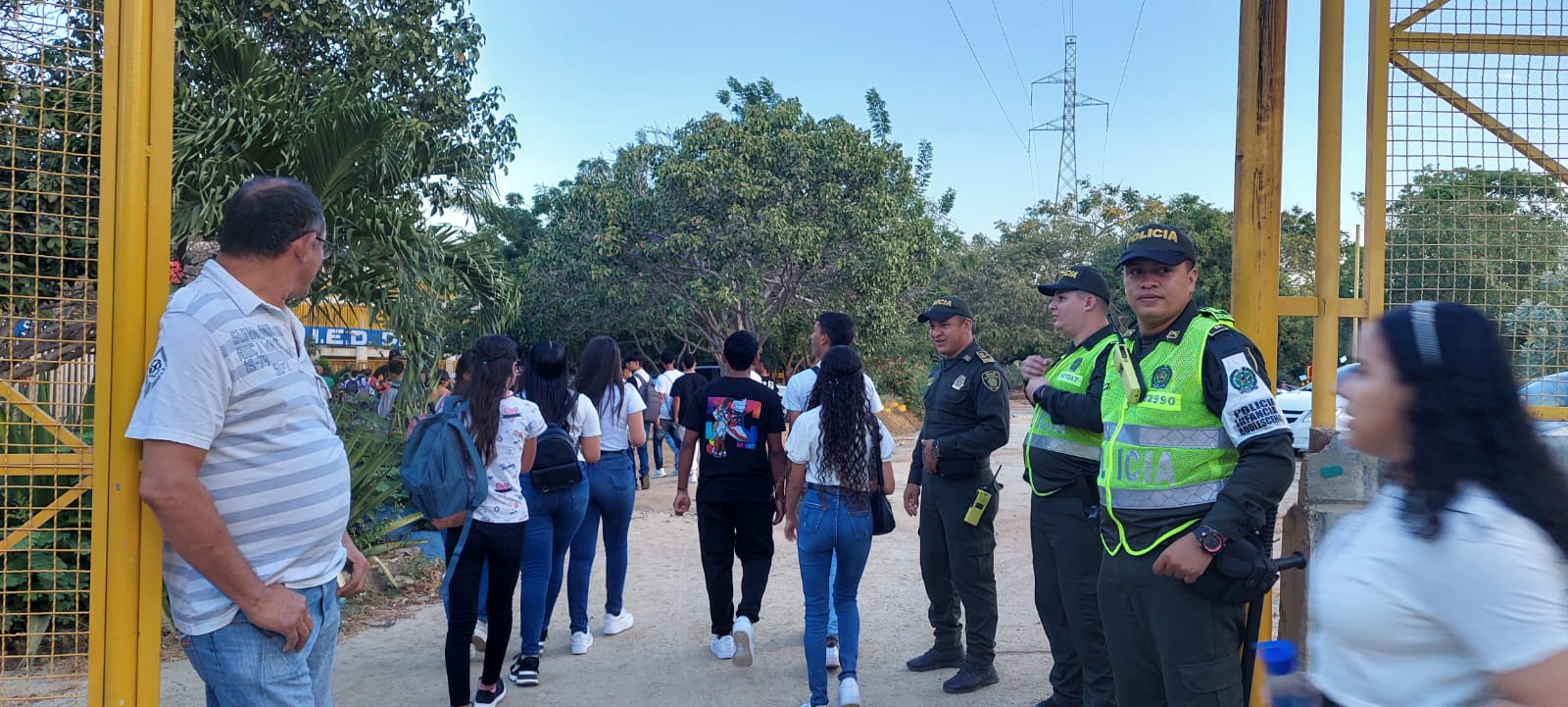 Policía acompaña el regreso a clases de los estudiantes del distrito de Santa Marta.