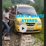Un taxi quedó atrapado en la línea del Tren en Santa Marta,el tren pasó después que lo sacaron.